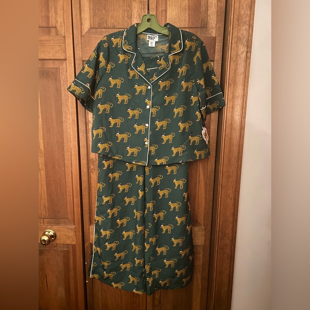 Bouffants & Broker Hearts Women’s Sz M Green Cheetah Patterned Pajama Set - NWOT